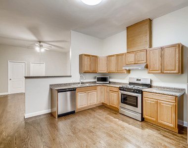 7046 N Clark Street - Photo Thumbnail 4