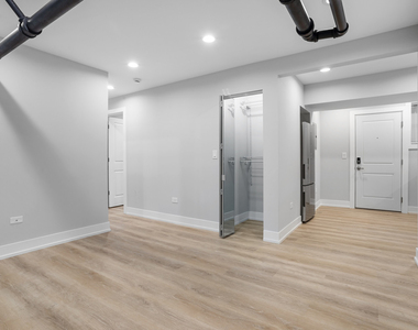 6931 N Lakewood Avenue - Photo Thumbnail 4