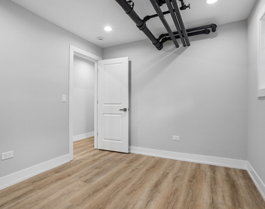 6931 N Lakewood Avenue - Photo Thumbnail 8