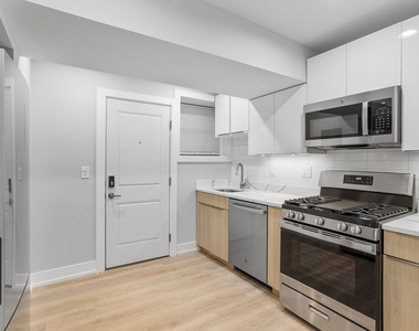 6931 N Lakewood Avenue - Photo Thumbnail 1