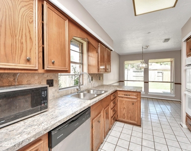 2406 Duchess Way - Photo Thumbnail 16