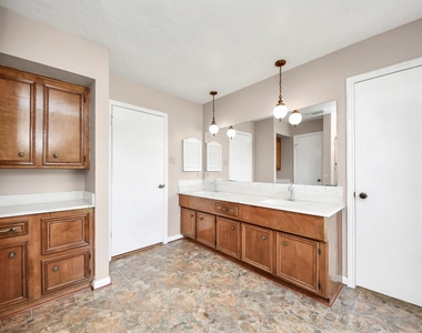 2406 Duchess Way - Photo Thumbnail 38