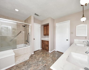 2406 Duchess Way - Photo Thumbnail 37