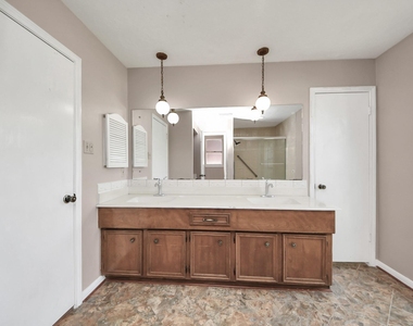 2406 Duchess Way - Photo Thumbnail 36