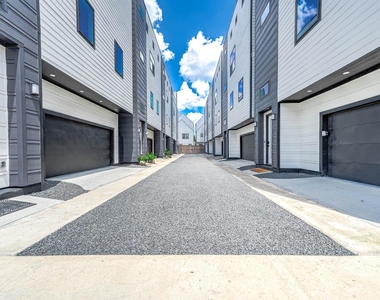 327 N Nagle Street - Photo Thumbnail 3