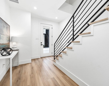 327 N Nagle Street - Photo Thumbnail 5