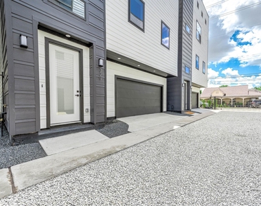 327 N Nagle Street - Photo Thumbnail 4