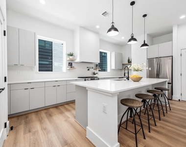 327 N Nagle Street - Photo Thumbnail 12