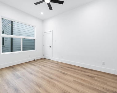 327 N Nagle Street - Photo Thumbnail 33