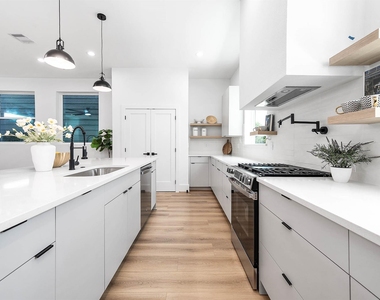 327 N Nagle Street - Photo Thumbnail 15