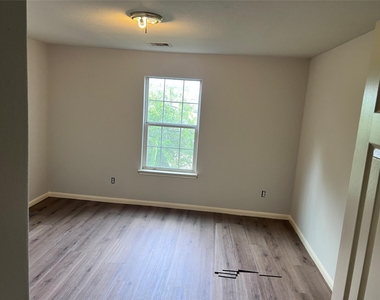 4209 Clover Street - Photo Thumbnail 4