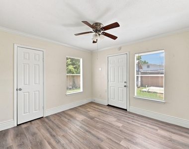 1012 W Hart Avenue - Photo Thumbnail 9