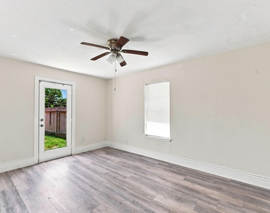 1012 W Hart Avenue - Photo Thumbnail 7