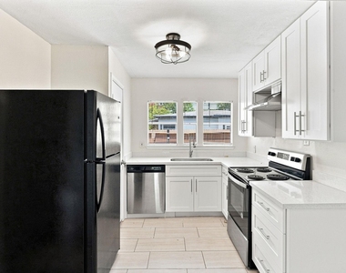 1012 W Hart Avenue - Photo Thumbnail 6