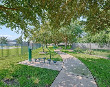 8418 Woodland Knoll Lane - Photo Thumbnail 40