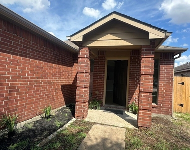 18918 Dennington Drive - Photo Thumbnail 2