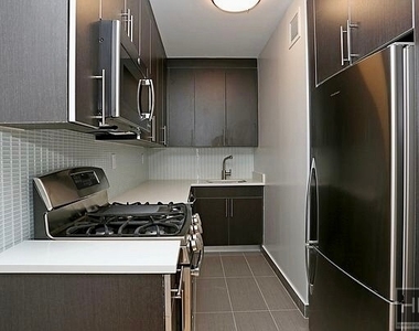 West 53 Street - Photo Thumbnail 2