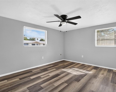 7804 Hawthorn Drive - Photo Thumbnail 15