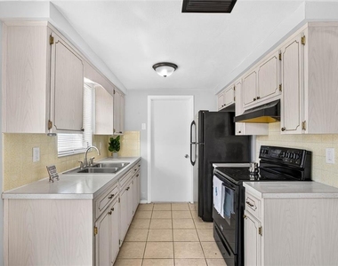 7804 Hawthorn Drive - Photo Thumbnail 10