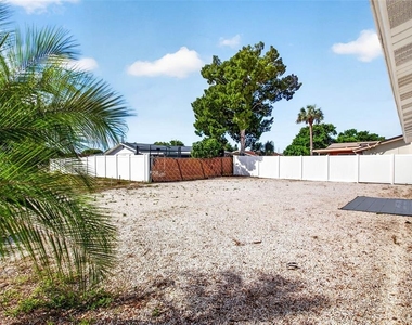 7804 Hawthorn Drive - Photo Thumbnail 22