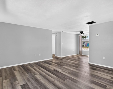 7804 Hawthorn Drive - Photo Thumbnail 3