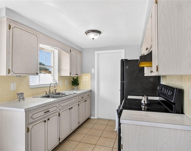 7804 Hawthorn Drive - Photo Thumbnail 9