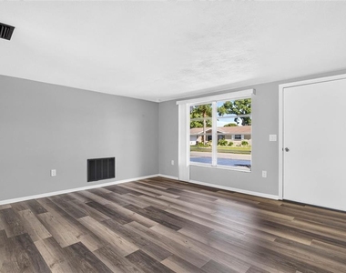 7804 Hawthorn Drive - Photo Thumbnail 5