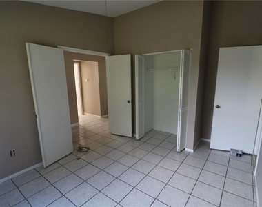 5018 Oakshire Drive - Photo Thumbnail 8