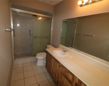 5018 Oakshire Drive - Photo Thumbnail 4
