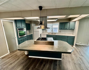 8066 Highpoint Boulevard - Photo Thumbnail 13