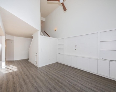 5215 Beach Breeze Court - Photo Thumbnail 4