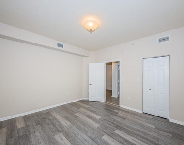 5215 Beach Breeze Court - Photo Thumbnail 33