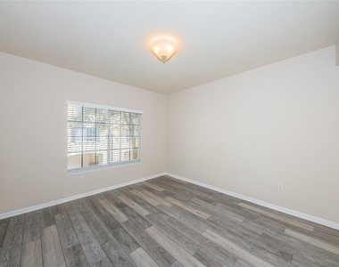 5215 Beach Breeze Court - Photo Thumbnail 32