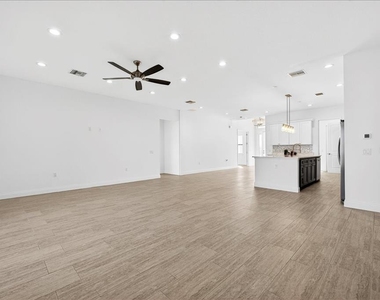 200 Snowy Orchid Way - Photo Thumbnail 12