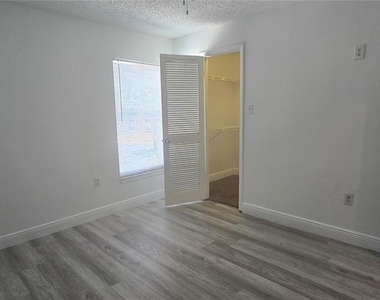 3814 Bay Club Circle - Photo Thumbnail 15