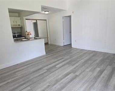 3814 Bay Club Circle - Photo Thumbnail 6