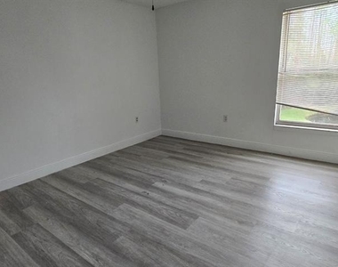 3814 Bay Club Circle - Photo Thumbnail 16