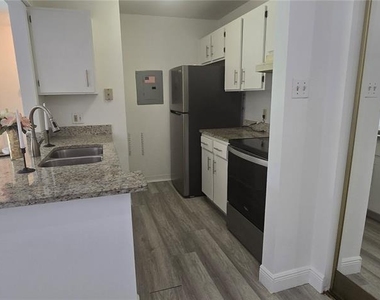 3814 Bay Club Circle - Photo Thumbnail 9