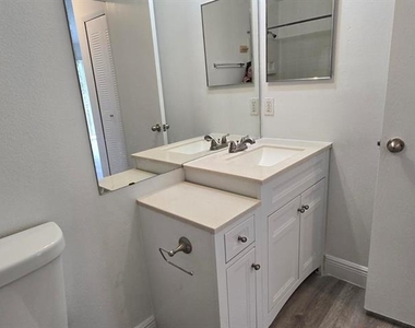 3814 Bay Club Circle - Photo Thumbnail 14