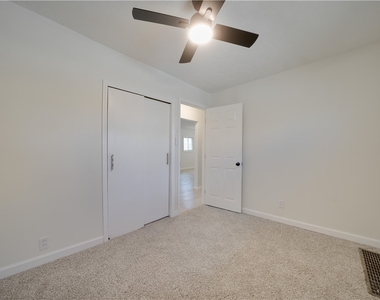 490 Glenn St - Photo Thumbnail 6