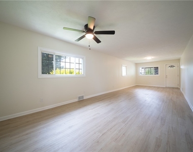 490 Glenn St - Photo Thumbnail 2