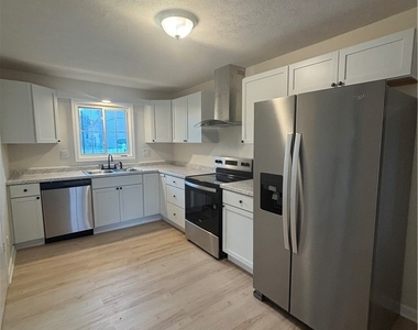 490 Glenn St - Photo Thumbnail 9