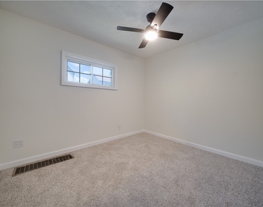 490 Glenn St - Photo Thumbnail 5
