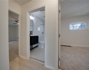 490 Glenn St - Photo Thumbnail 4