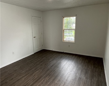 62 Whiteman Ave - Photo Thumbnail 8