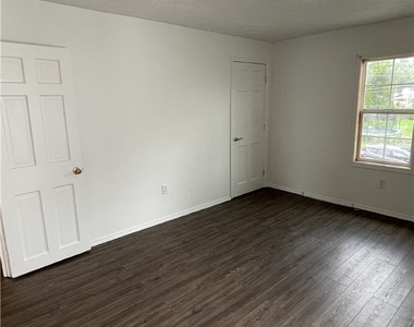 62 Whiteman Ave - Photo Thumbnail 9