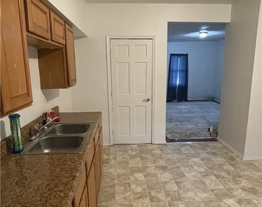 62 Whiteman Ave - Photo Thumbnail 4