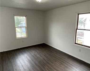 62 Whiteman Ave - Photo Thumbnail 7