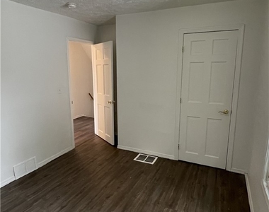 62 Whiteman Ave - Photo Thumbnail 11