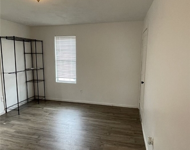 62 Whiteman Ave - Photo Thumbnail 10